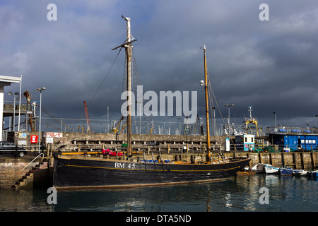 Brixham Angeln Flotte, Brixham, Torbay, alt, deck, Bogen, Kreuzfahrt, rau, niemand, Nautik, tropischen, weiß, Verfolgung, Reisen, Schiff Bo Stockfoto