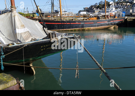 Brixham Angeln Flotte, Brixham, Torbay, alt, deck, Bogen, Kreuzfahrt, rau, niemand, Nautik, tropischen, weiß, Verfolgung, Reisen, Schiff Bo Stockfoto