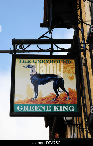 Melden Sie sich für den Greyhound Public House, Lavenham, Suffolk. Stockfoto