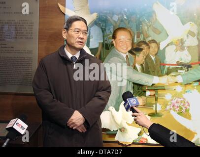 Shanghai, China. 13. Februar 2014. Zhang Zhijun, Leiter des State Council Taiwan Affairs Office spricht Medien Reporter nach fegen das Grab von Wang Daohan, der Präsident der Vereinigung für Beziehungen über die Taiwanstraße (ARATS), in Shanghai, Ost-China, 13. Februar 2014 gewesen. © Liu Ying/Xinhua/Alamy Live-Nachrichten Stockfoto