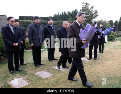 Shanghai, China. 13. Februar 2014. Zhang Zhijun (vorne), Leiter des State Council Taiwan Affairs Office präsentiert Blumen auf das Grab von Wang Daohan, der Präsident der Vereinigung für Beziehungen über die Taiwanstraße (ARATS), in Shanghai, Ost-China, 13. Februar 2014 gewesen. © Liu Ying/Xinhua/Alamy Live-Nachrichten Stockfoto