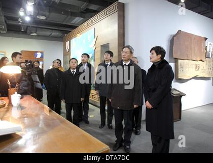 Shanghai, China. 13. Februar 2014. Zhang Zhijun (2. R), Leiter des State Council Taiwan Affairs Office, besuchen ein Museum zum Gedenken an Wang Daohan, der Präsident der Vereinigung für Beziehungen über die Taiwanstraße (ARATS), in Shanghai, Ost-China, 13. Februar 2014 gewesen. Zhang hat Blumen, Wangs Grab hier am Donnerstag vorgelegt. © Liu Ying/Xinhua/Alamy Live-Nachrichten Stockfoto