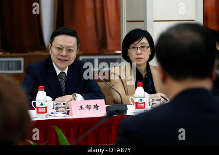 Shanghai, China. 13. Februar 2014. Wang Yu-Chi (L), Taiwans Festland-Angelegenheiten-Chef, Besuche der Shanghai Academy of Social Sciences zu einem Symposium mit Experten und Gelehrten in Shanghai, Ost-China, 13. Februar 2014. © Shen Bohan/Xinhua/Alamy Live-Nachrichten Stockfoto