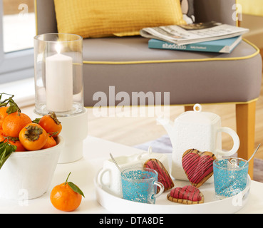 Passionsfrucht und herzförmige Kekse Stockfoto