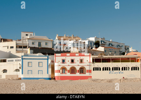 Strandvillen und Bars in Carvoeiro, Portugal Stockfoto