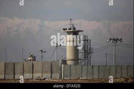 Parwan, Afghanistan. 13. Februar 2014. Ein Wachturm Kontrolle ist innerhalb der Bagram Detention Center in Parwan Provinz, Nord-Afghanistan, am 13. Februar 2014 gesehen. Die Vereinigten Staaten Streitkräfte-Afghanistan (USFOR-A) am Donnerstag verurteilt die Freisetzung von Taliban Insassen von der afghanischen Regierung aus der ehemaligen Haftanstalt der US-geführten Bagram früher am Tag. Bildnachweis: Ahmad Massoud/Xinhua/Alamy Live-Nachrichten Stockfoto