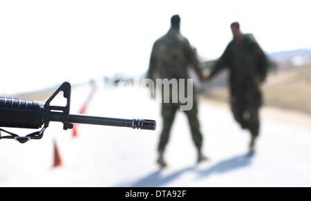 Parwan, Afghanistan. 13. Februar 2014. Afghan National Army Soldaten Wache außerhalb der Bagram Detention Center in Parwan Provinz, Nord-Afghanistan, am 13. Februar 2014. Die Vereinigten Staaten Streitkräfte-Afghanistan (USFOR-A) am Donnerstag verurteilt die Freisetzung von Taliban Insassen von der afghanischen Regierung aus der ehemaligen Haftanstalt der US-geführten Bagram früher am Tag. Bildnachweis: Ahmad Massoud/Xinhua/Alamy Live-Nachrichten Stockfoto