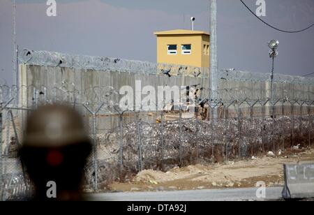 Parwan, Afghanistan. 13. Februar 2014. Ein US-Militärfahrzeug patrouilliert innen Bagram Haft Zentrum in der Provinz Parwan, Nordafghanistan, am 13. Februar 2014. Die Vereinigten Staaten Streitkräfte-Afghanistan (USFOR-A) am Donnerstag verurteilt die Freisetzung von Taliban Insassen von der afghanischen Regierung aus der ehemaligen Haftanstalt der US-geführten Bagram früher am Tag. Bildnachweis: Ahmad Massoud/Xinhua/Alamy Live-Nachrichten Stockfoto