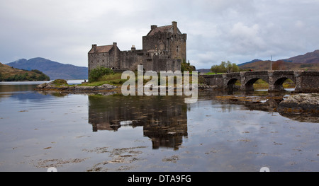 Eilean Donan Castle Bei Dornie, Wasserburg Im Loch Duich Stockfoto
