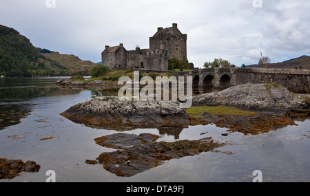 Eilean Donan Castle Bei Dornie, Wasserburg Im Loch Duich Stockfoto