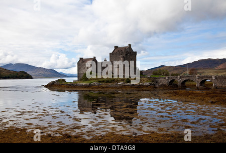 Eilean Donan Castle Bei Dornie, Wasserburg Im Loch Duich Stockfoto