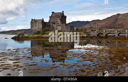 Eilean Donan Castle Bei Dornie, Wasserburg Im Loch Duich Stockfoto