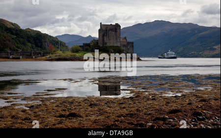 Eilean Donan Castle Bei Dornie, Wasserburg Im Loch Duich Stockfoto