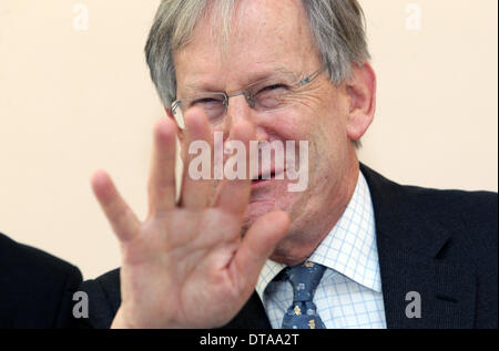 Leipzig, Deutschland. 13. Februar 2014. Britischer Dirigent Sir John Eliot Gardiner spricht während einer Pressekonferenz in der Bachmuseum in Leipzig, Deutschland, 13. Februar 2014. Der Dirigent, bekannt als Spezialist für Musik des 18. Jahrhunderts, wurde als Präsident der Stiftung Bach-Archiv benannt. Foto: SEBASTIAN WILLNOW/Dpa/Alamy Live News Stockfoto