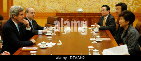 Seoul, Südkorea. 13. Februar 2014. Südkoreanischen Präsidenten Park Geun-Hye (1. R) trifft sich mit US-Außenminister John Kerry (1. L) bei den Präsidentschafts-blaue Haus in Seoul, die Hauptstadt von Südkorea, am 13. Februar 2014. John Kerry begann seine zweitägigen Staatsbesuch in Südkorea am Donnerstag. Bildnachweis: Xinhua/Kim Hong-Ji/Pool/Alamy Live News Stockfoto