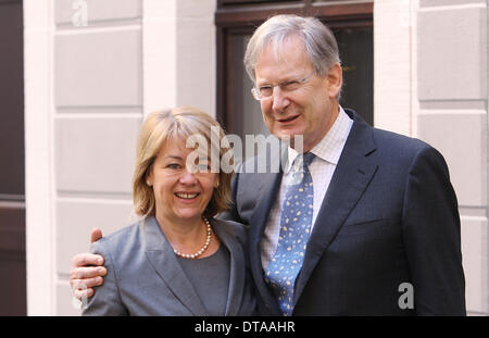 Leipzig, Deutschland. 13. Februar 2014. Britischer Dirigent Sir John Eliot Gardiner und seine Frau Isabella stellen während einer Pressekonferenz in der Bachmuseum in Leipzig, Deutschland, 13. Februar 2014. Der Dirigent, bekannt als Spezialist für Musik des 18. Jahrhunderts, wurde als Präsident der Stiftung Bach-Archiv benannt. Foto: SEBASTIAN WILLNOW/Dpa/Alamy Live News Stockfoto