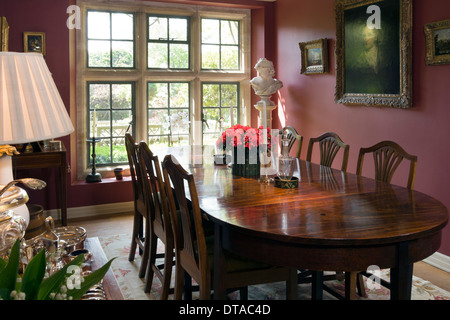 Traditionell eingerichtete Zeitraum Haus Esszimmer. Stockfoto