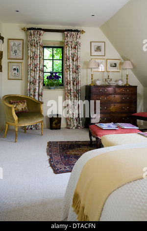 Traditionell eingerichtete Zeitraum Haus Schlafzimmer. Stockfoto