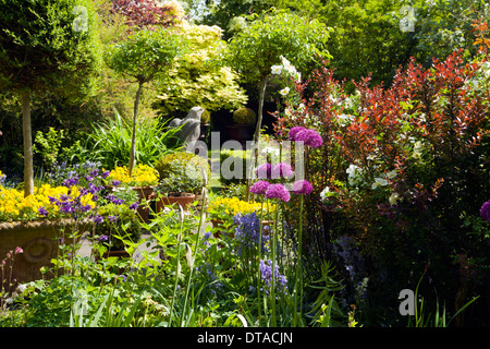 Britische Gärten. Dichte Bepflanzung in einem Ferienhaus, Garten. Stockfoto