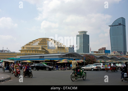 Zwei neue und moderne Wolkenkratzer überragen Central Market in Phnom Penh, Kambodscha. Stockfoto