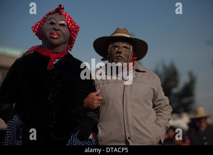 Zwei Tänzerinnen tragen Masken führen den Tanz der Senioren oder Danza de los Viejitos in unserer lieben Frau von Guadalupe Basilica Stockfoto