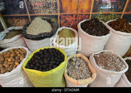 Gewürze auf den Verkauf in einem Souk in Dubai, Vereinigte Arabische Emirate. Stockfoto