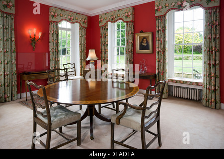 Traditionell großen doppelten Aspekt Esszimmer eingerichtet. Stockfoto