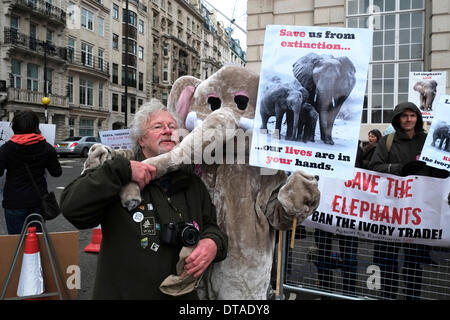 London, UK. 13. Februar 2014. Tierwelt-Anhänger, einschließlich Bill Oddie, versammeln sich auf Pall Mall, ihre Leidenschaft für die Tierwelt als Welt Führer versammeln sich auf dem Gipfel von illegalen Tierwelt Handel zu zeigen. Bildnachweis: Rachel Megawhat/Alamy Live-Nachrichten Stockfoto