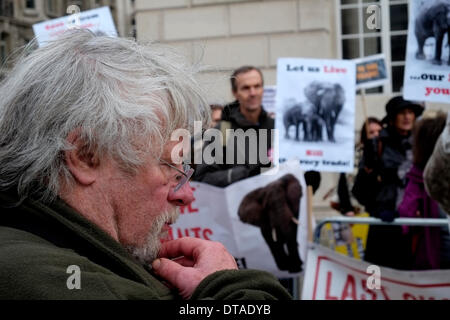 London, UK. 13. Februar 2014. Tierwelt-Anhänger, einschließlich Bill Oddie, versammeln sich auf Pall Mall, ihre Leidenschaft für die Tierwelt als Welt Führer versammeln sich auf dem Gipfel von illegalen Tierwelt Handel zu zeigen. Bildnachweis: Rachel Megawhat/Alamy Live-Nachrichten Stockfoto