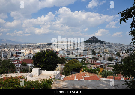 Blick auf die Stadt Athen Griechenland und Lycabettus Hügel von Plaka aus gesehen. Stockfoto