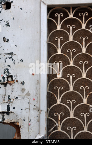 Holztür mit Jahrgang rostigen Metall Muster und abblätternde Farbe gebrochen. Zusammenfassung Hintergrund. Stockfoto