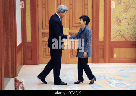 US-Außenminister John Kerry grüßt südkoreanischen Präsidenten Park Geun-Hye zu Beginn eines bilateralen Treffens auf dem blauen Haus 13. Februar 2014 in Seoul, Südkorea. Stockfoto