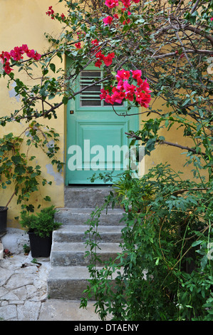 Haus außen und Bougainvillea Altanlage mit rosa Blüten. Stockfoto