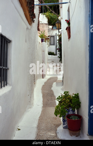 Weiß lackiertes schmale Straße und kleine Häuser in der traditionellen Anafiotika Stadtteil Plaka, Athen, Griechenland Stockfoto