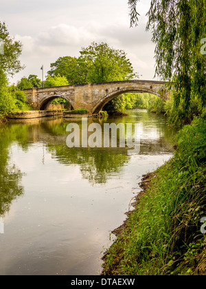 Die Brücke aus dem 18. Jahrhundert über den Fluss Derwent in der Stamford Bridge, Yorkshire, wurde unter dem Güteklasse II* gelistet. Stockfoto