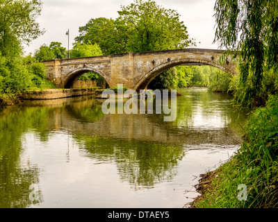 Die Brücke aus dem 18. Jahrhundert über den Fluss Derwent in der Stamford Bridge, Yorkshire, wurde unter dem Güteklasse II* gelistet. Stockfoto