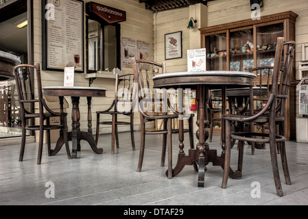 Retro-Stil Café mit leeren Tischen und Stühlen. Stockfoto