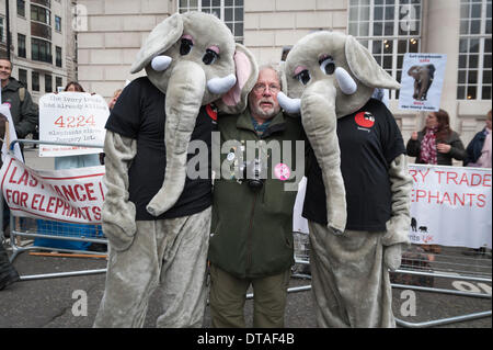 Pall Mall, London, UK. 13. Februar 2014. Aktion für Elefanten UK und Pflege für das Wild und Bill Oddie (im Bild) Demonstration eine außerhalb der internationalen illegalen Handel mit Wildtieren-Gipfel im Lancaster House, Zentrum von London. Der Gipfel ist bis heute auf höchstem Niveau der internationalen Führer betreut. Bildnachweis: Lee Thomas/Alamy Live-Nachrichten Stockfoto