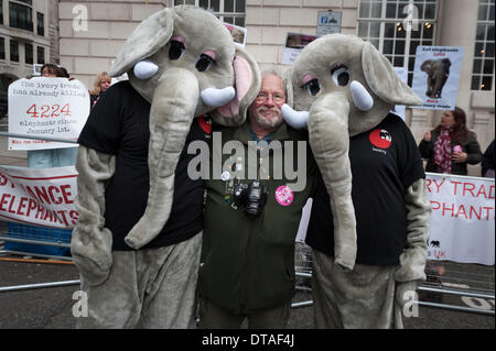 Pall Mall, London, UK. 13. Februar 2014. Aktion für Elefanten UK und Pflege für das Wild und Bill Oddie (im Bild) Demonstration eine außerhalb der internationalen illegalen Handel mit Wildtieren-Gipfel im Lancaster House, Zentrum von London. Der Gipfel ist bis heute auf höchstem Niveau der internationalen Führer betreut. Bildnachweis: Lee Thomas/Alamy Live-Nachrichten Stockfoto