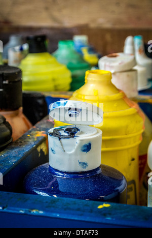 Flaschen Acrylfarbe in einem Kunststudio Stockfoto