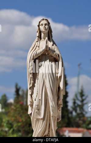 Jungfrau Maria im Gebet Grabbeigaben Marmorstatue zusammengeschlossen. Stockfoto