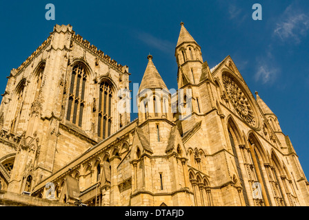 Mittelturm und Rosette des York Minster, die aus einem niedrigen Winkel gedreht. Stockfoto