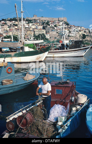 Fischer Flicken seine Netze im Hafen oder im Hafen von Kavala östlichen Mazedonien Griechenland Stockfoto