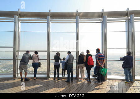 Besucher auf der Aussichtsplattform des Dubai Burj Khalifa-das höchste der Welt bauen – in den Vereinigten Arabischen Emiraten. Stockfoto