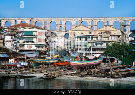 Werft oder Boot Bauhof & Osmanischen Aquädukt von Kavala Griechenland Stockfoto