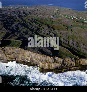 Vintage Bild ca. 1970: Wilde Meere und Klippen, Insel Inishmore, die Aran-Inseln, County Galway, Irland Stockfoto