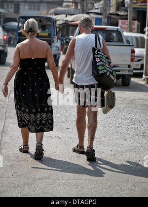 Älteres paar liebevoll Hand in Hand beim gehen. Stockfoto