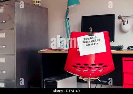 Langes Mittagessen. Arbeiter Anfragen Pink-Slip zugesandt (Ort einfügen) Stockfoto