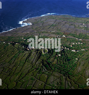 Vintage Bild Circa 1970: Dun Conor inmitten einer Vielzahl von Stein eingemauert, Felder, Inishmaan, die Aran-Inseln, aus County Galway, Irland Stockfoto