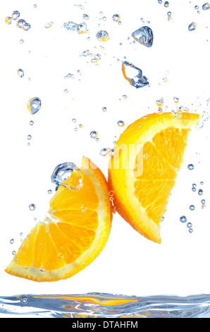 Orangenscheibe Spritzwasser in Wasser-Shooting im studio Stockfoto